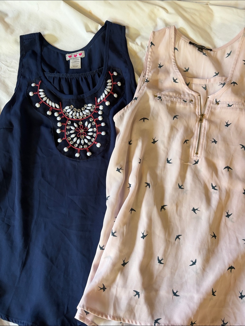 Set of 2 sleeveless tanks size Large